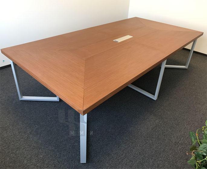 Стол для комнаты переговоров в офисе